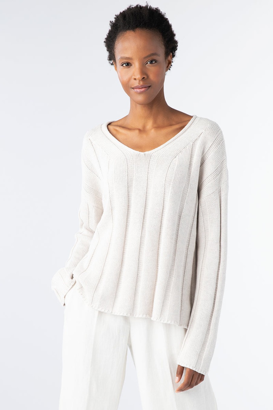 Kinross Cashmere Tops | Wide Rib V-Neck - Champagne